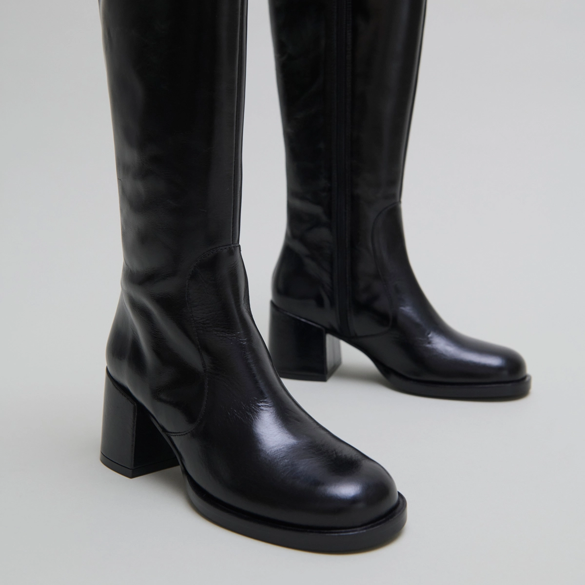 Bottes &agrave; talons et bouts arrondis en cuir noir | BIENVENUE | Jonak