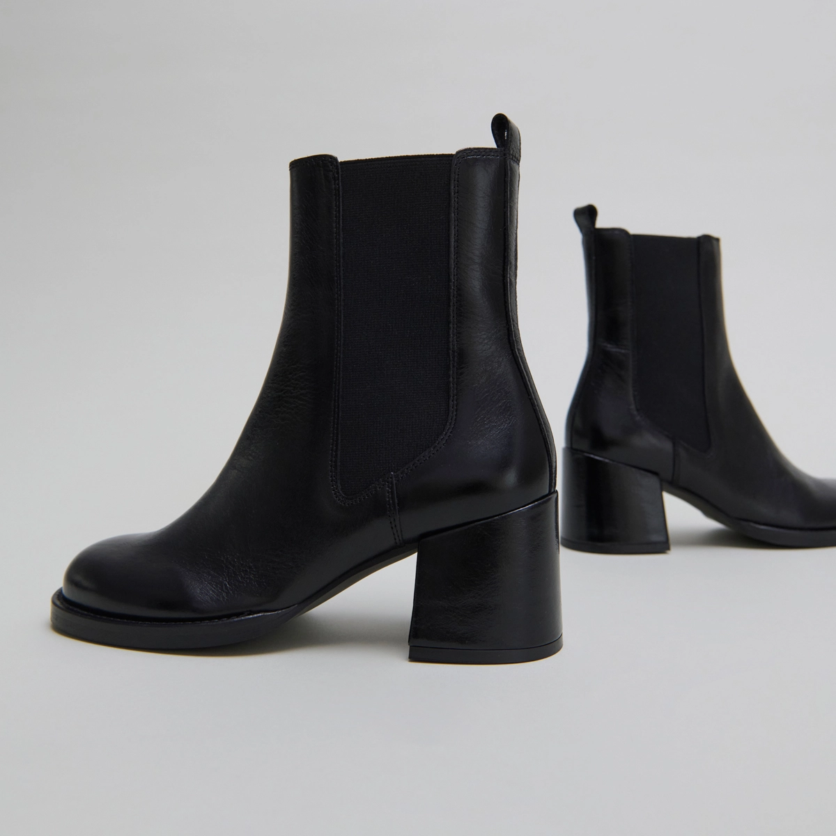 Bottines à talons et élastiques en cuir vieilli noir | BIENVUE | Jonak