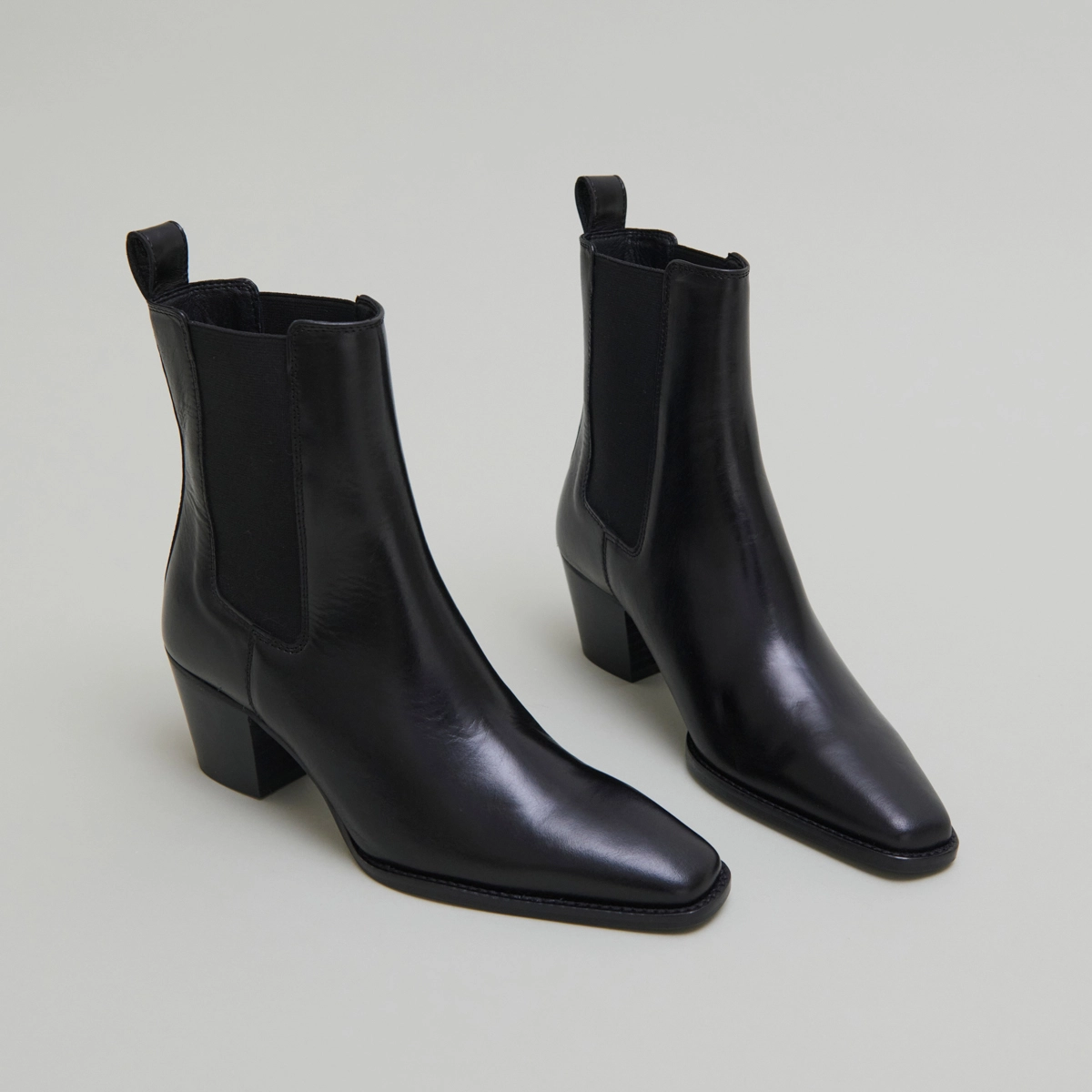 Bottines à talons biseautés et bouts poi... en cuir noir | BIRKIN | Jonak
