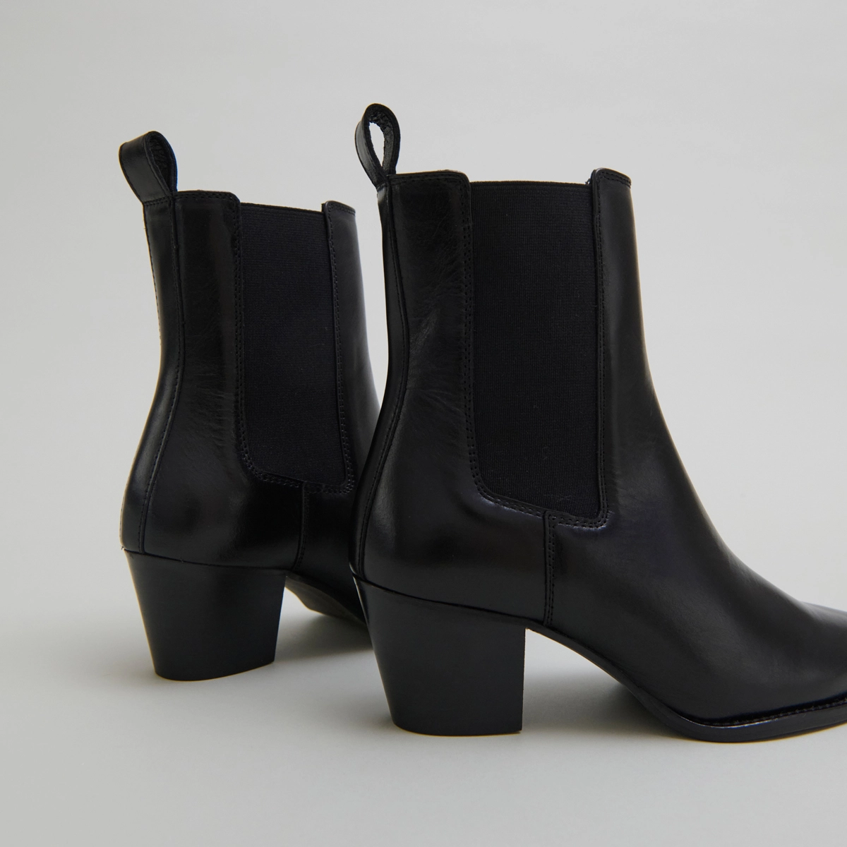 Bottines à talons biseautés et bouts poi... en cuir noir | BIRKIN | Jonak