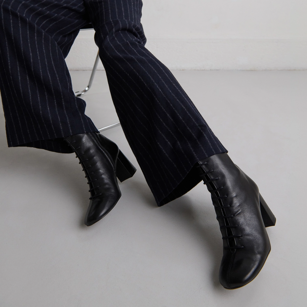 Bottines &agrave; talons et &agrave; lacets en cuir noir | BOSE | Jonak