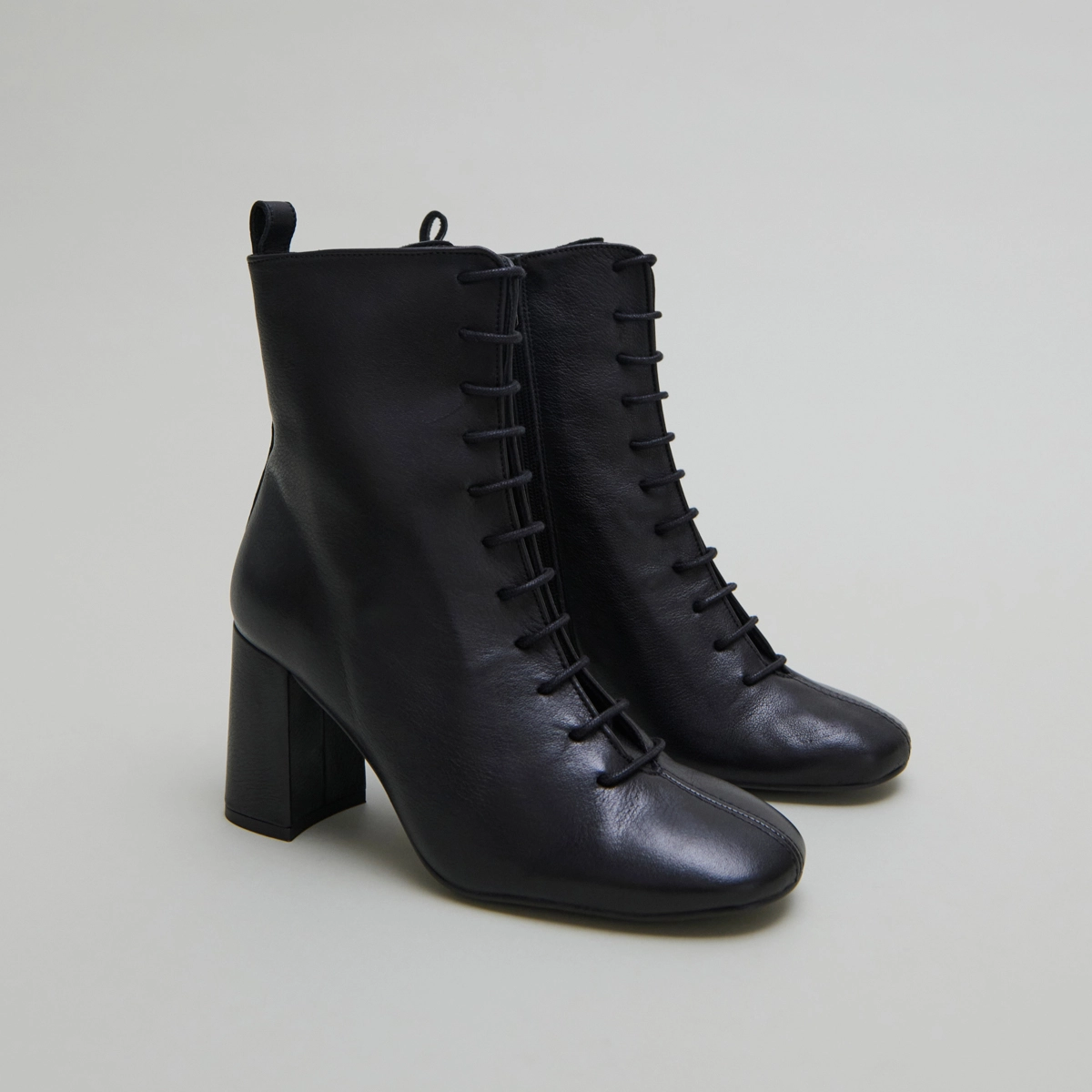 Bottines &agrave; talons et &agrave; lacets en cuir noir | BOSE | Jonak