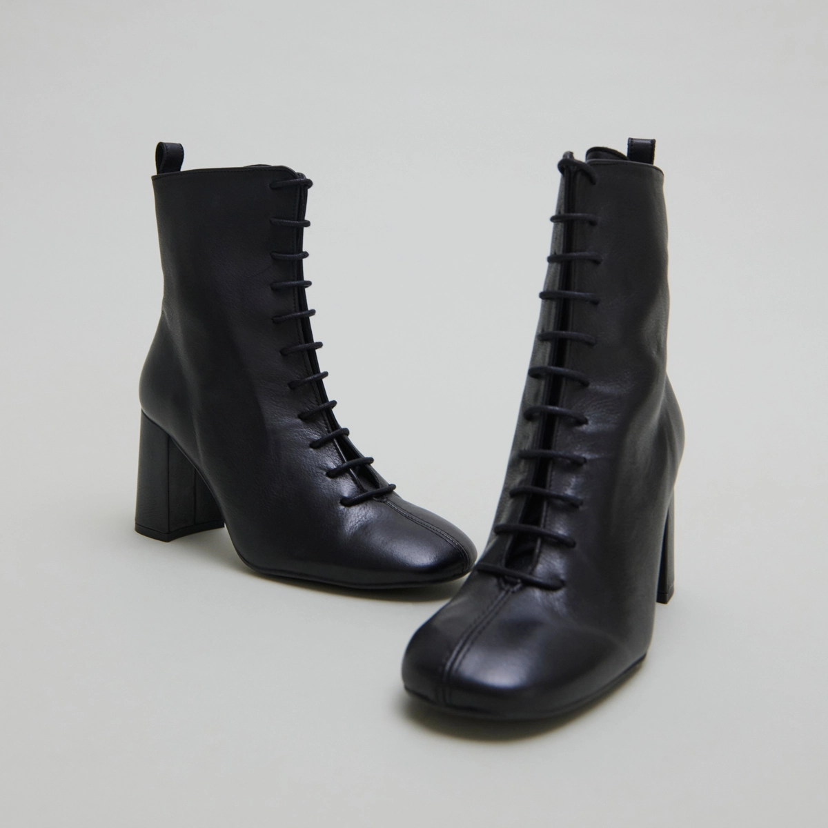 Bottines &agrave; talons et &agrave; lacets en cuir noir | BOSE | Jonak