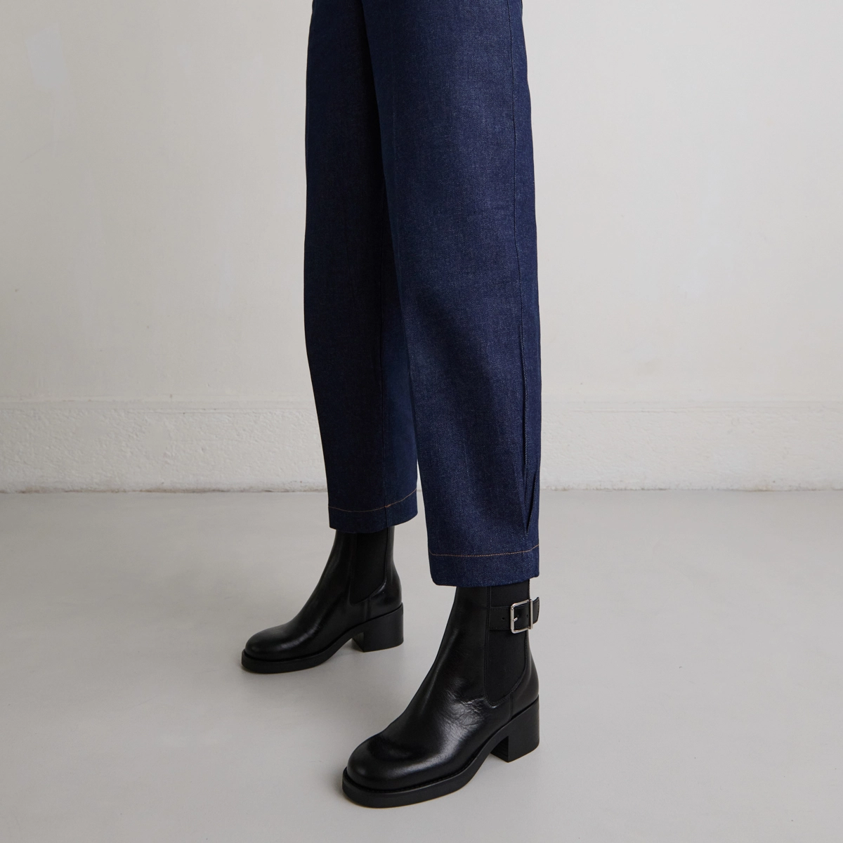 Boots à élastiques et boucles ajustables... en cuir noir | BOULOU | Jonak