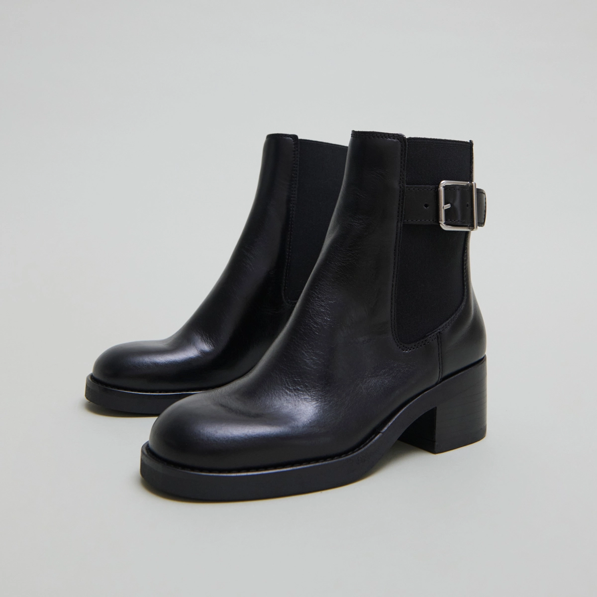Boots à élastiques et boucles ajustables... en cuir noir | BOULOU | Jonak