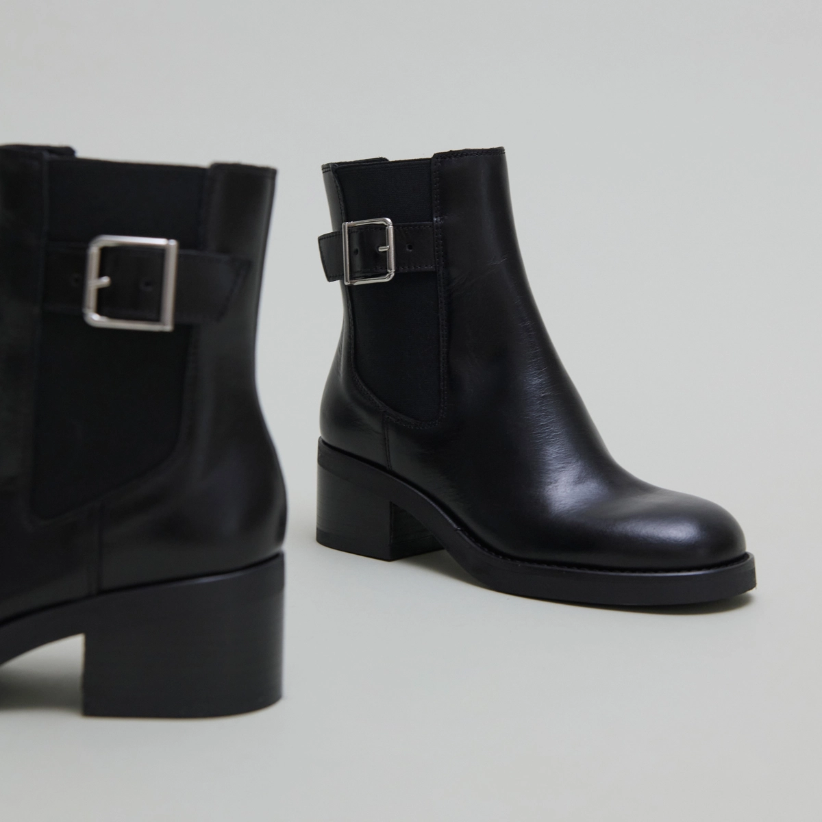 Boots à élastiques et boucles ajustables... en cuir noir | BOULOU | Jonak