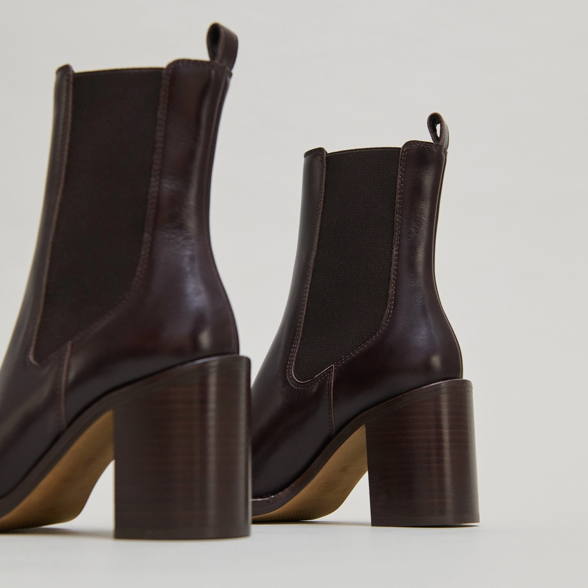 Bottines &agrave; talons d&eacute;bordants en cuir marron fonc&eacute; | BRETZ | Jonak