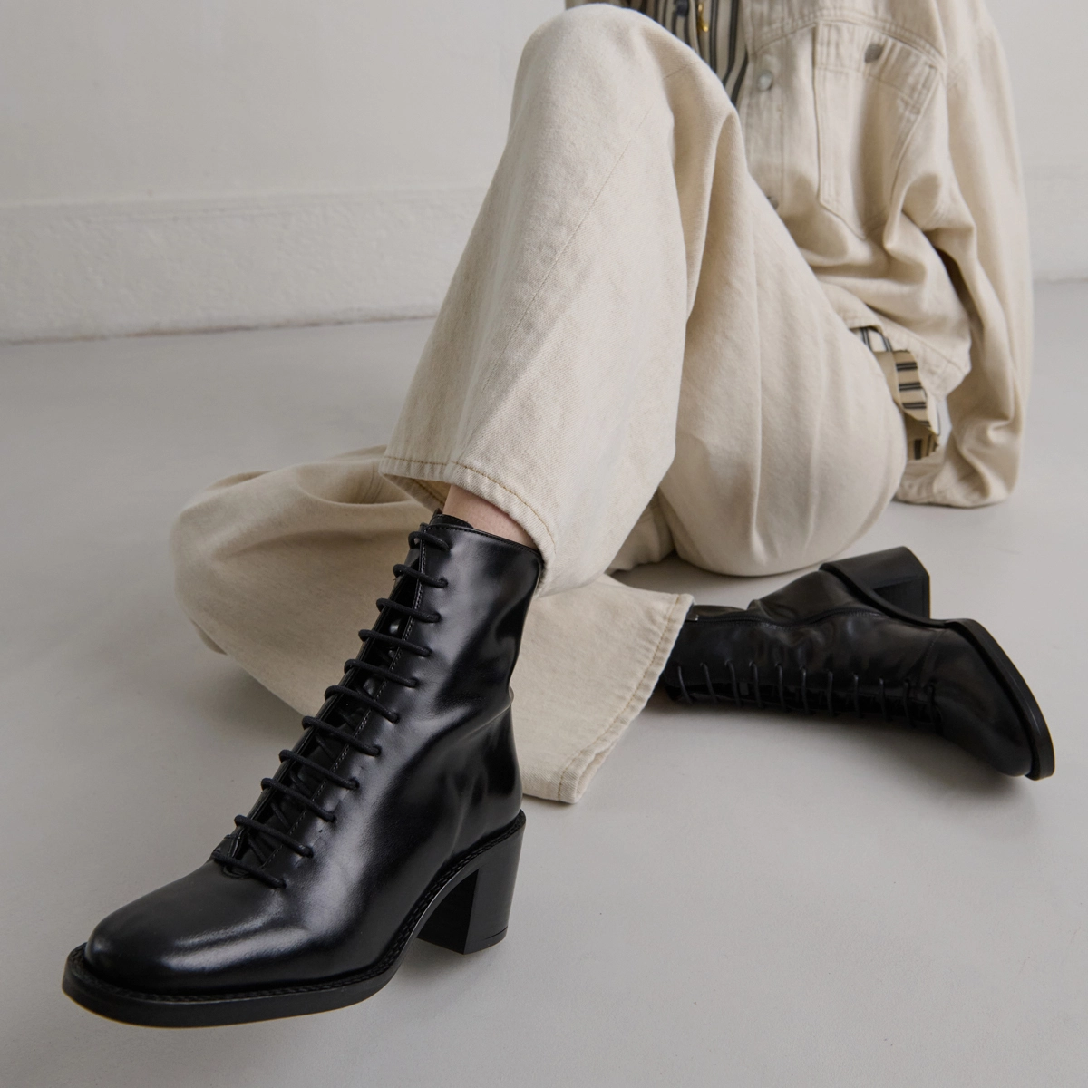 Bottines &agrave; lacets et talons d&eacute;bordants en cuir noir | BRINDILLE | Jonak