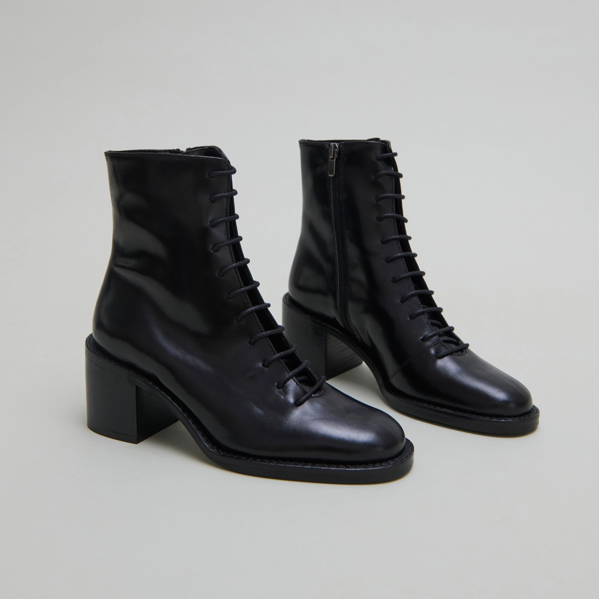 Bottines &agrave; lacets et talons d&eacute;bordants en cuir noir | BRINDILLE | Jonak