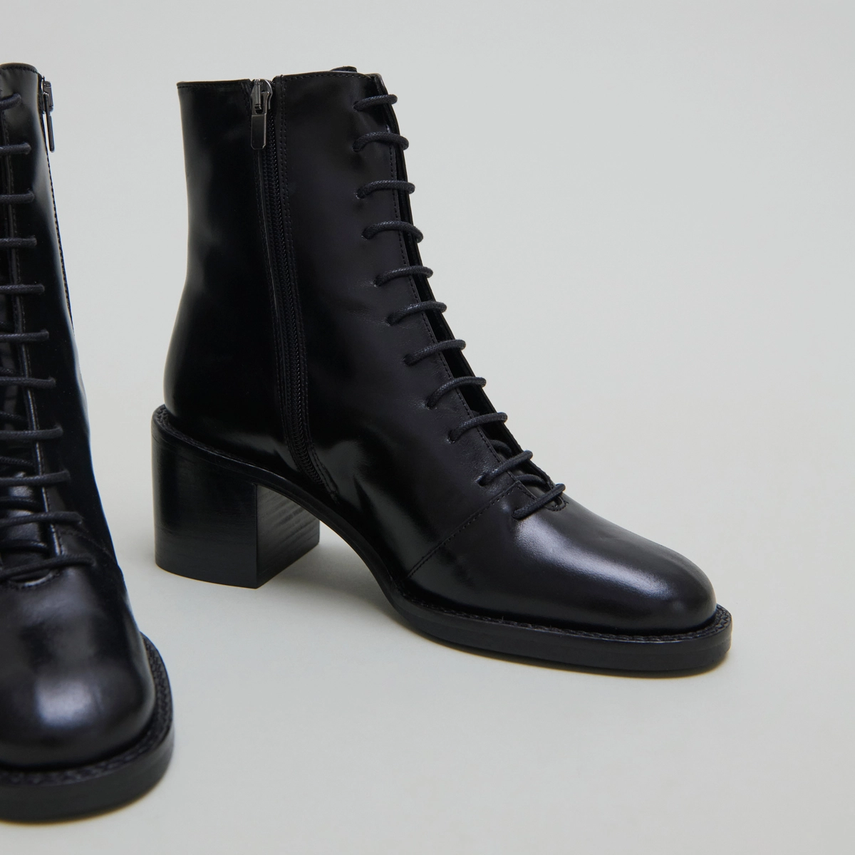Bottines &agrave; lacets et talons d&eacute;bordants en cuir noir | BRINDILLE | Jonak