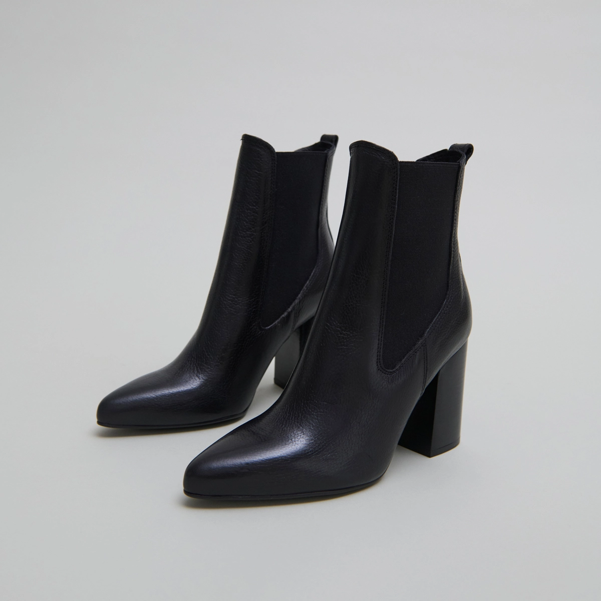 Bottines à talons et bouts pointus en cuir grainé noir | BROOK | Jonak