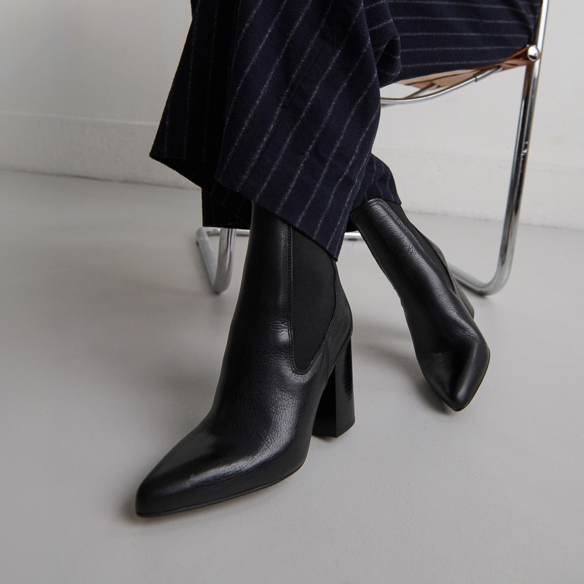 Bottines à talons et bouts pointus en cuir grainé noir | BROOK | Jonak