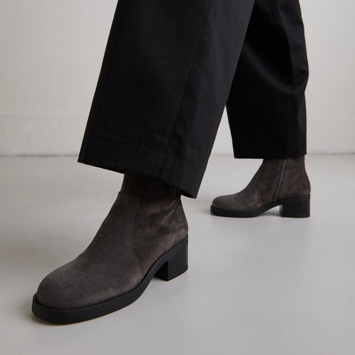 Boots à talons droits en croute grise | BUENA | Jonak