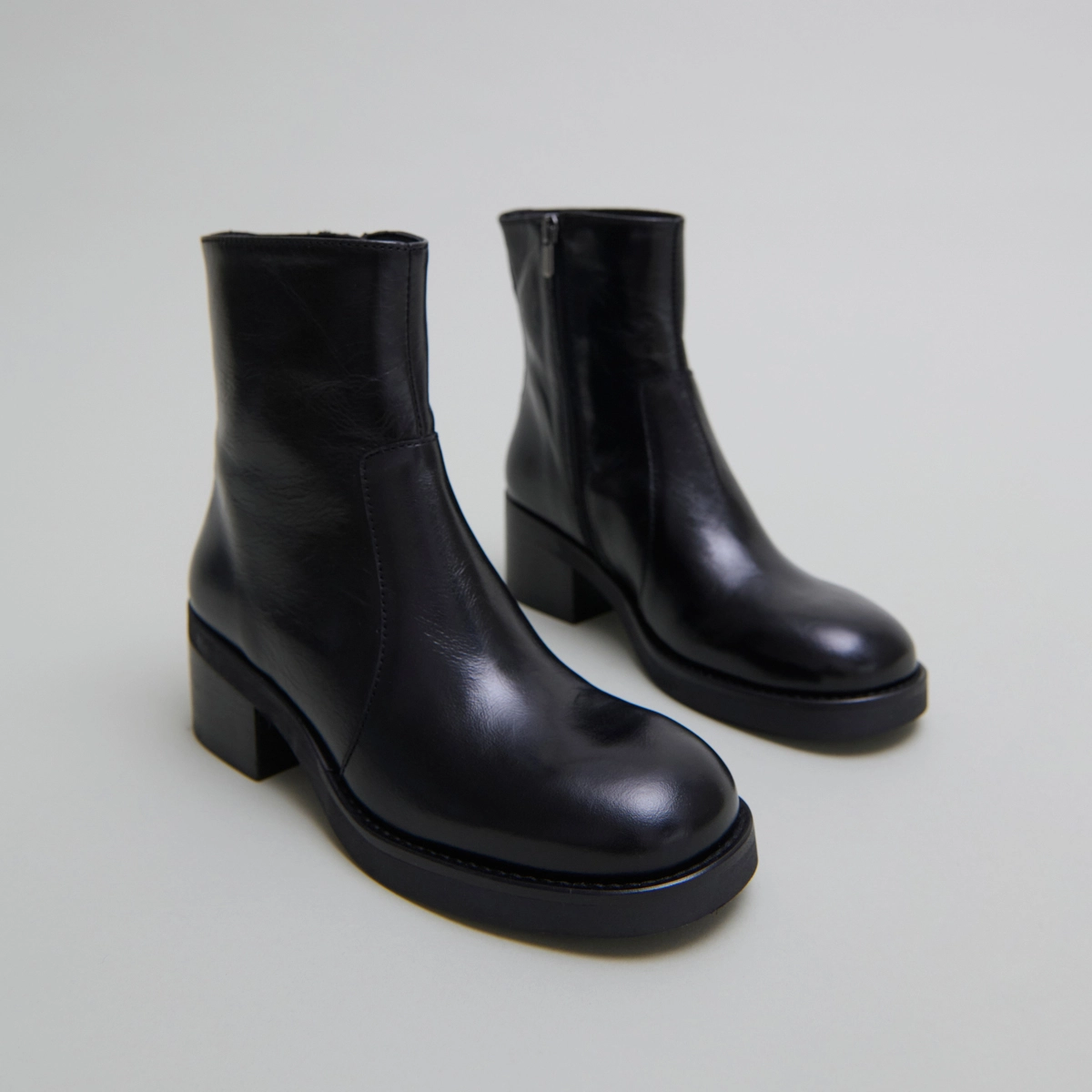 Boots à talons droits en cuir vieilli noir | BUENA | Jonak