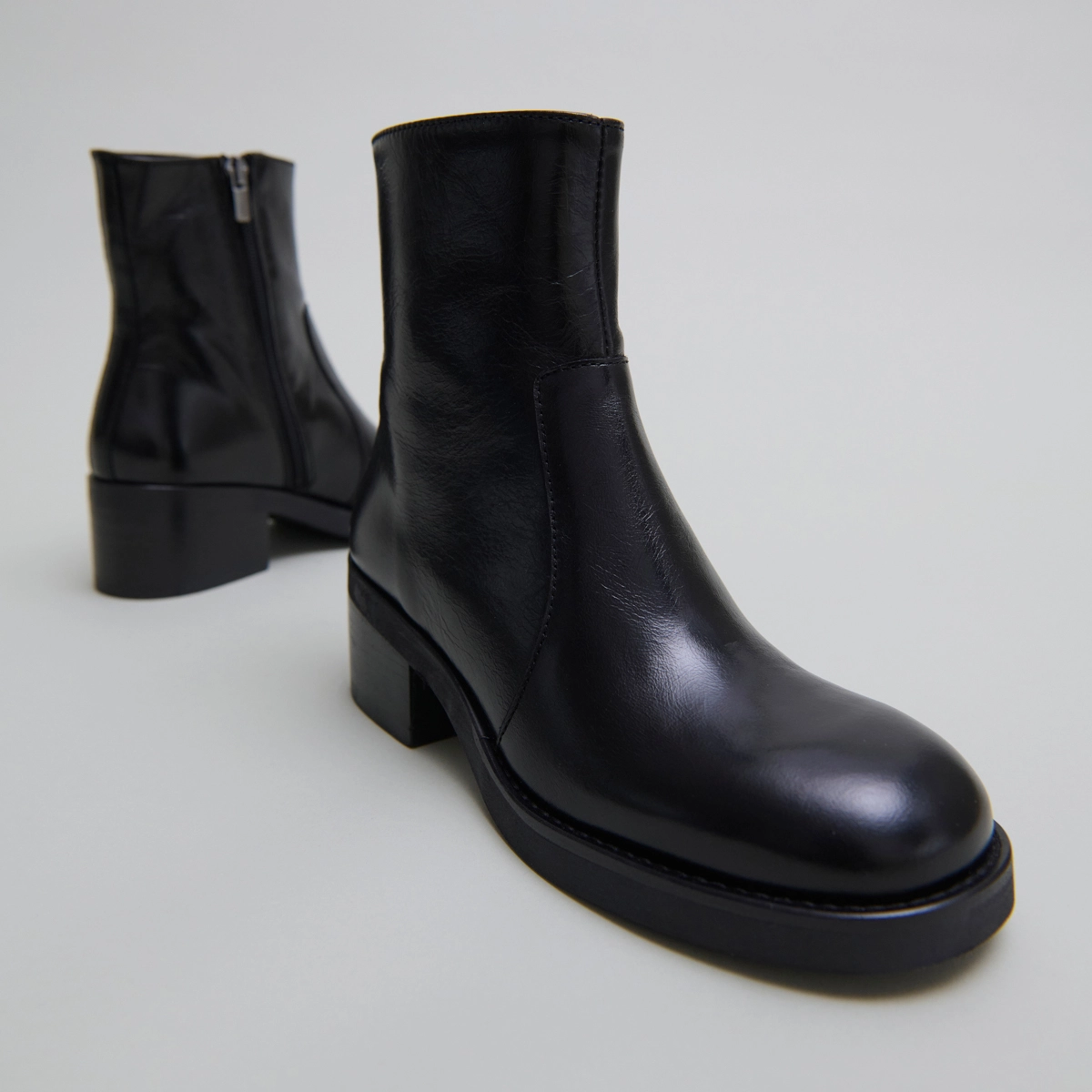 Boots à talons droits en cuir vieilli noir | BUENA | Jonak
