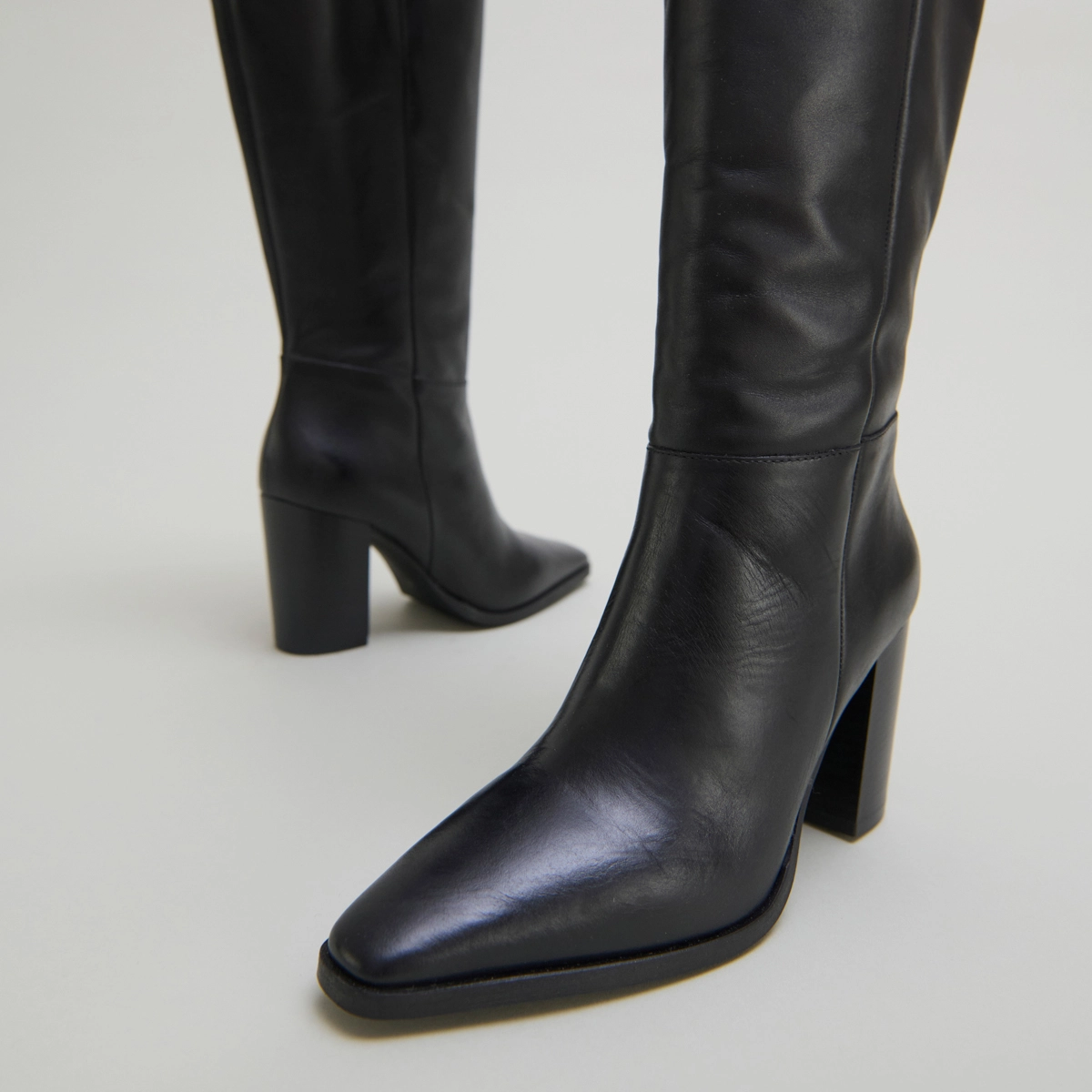 Bottes &agrave; bouts pointus en cuir noir | PLUME | Jonak