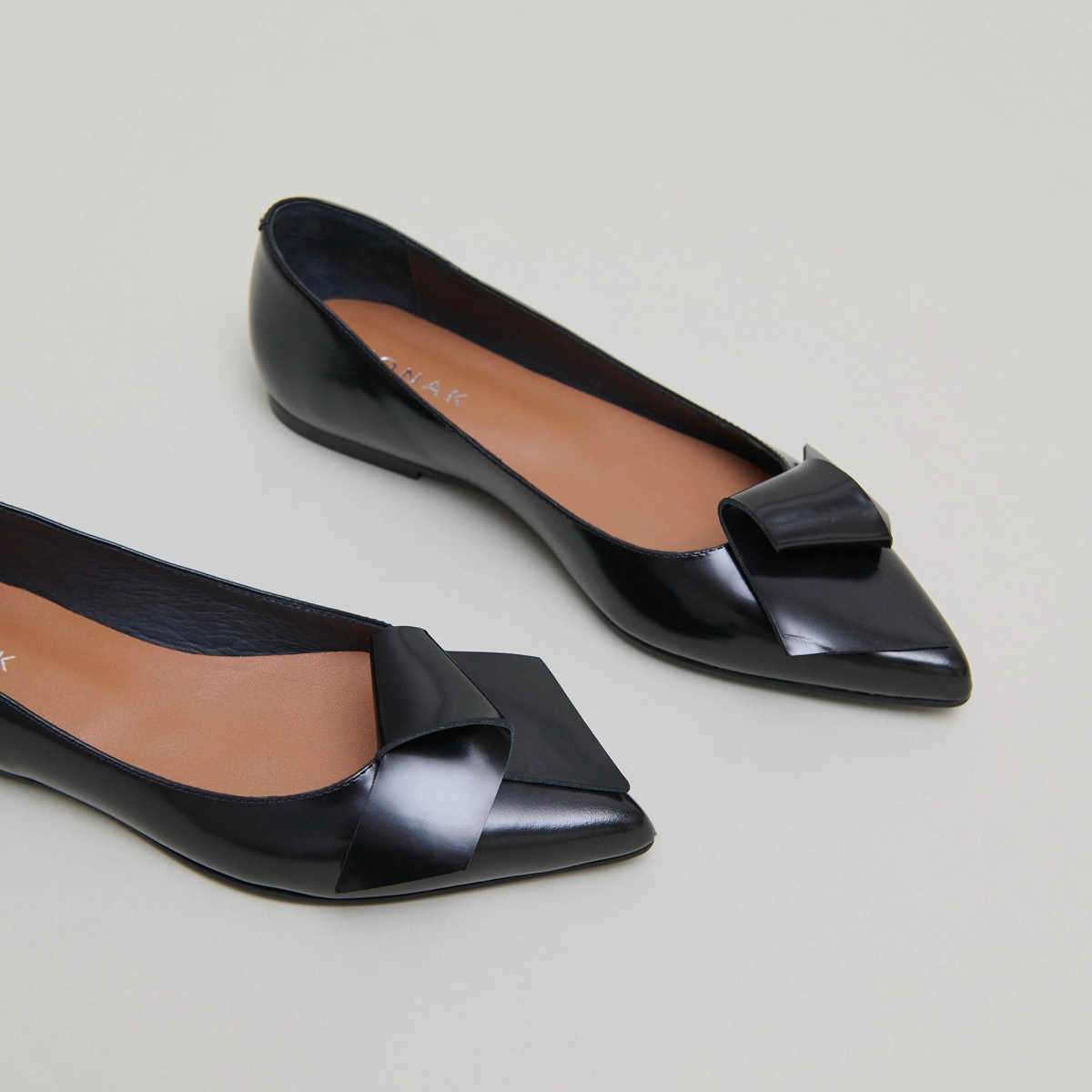 Ballerines à bouts pointus en cuir glacé noir | DEMO | Jonak