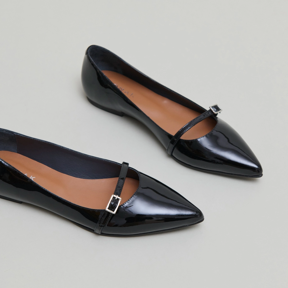 Ballerines à boucles ajustables en vernis noir | DOMEN | Jonak