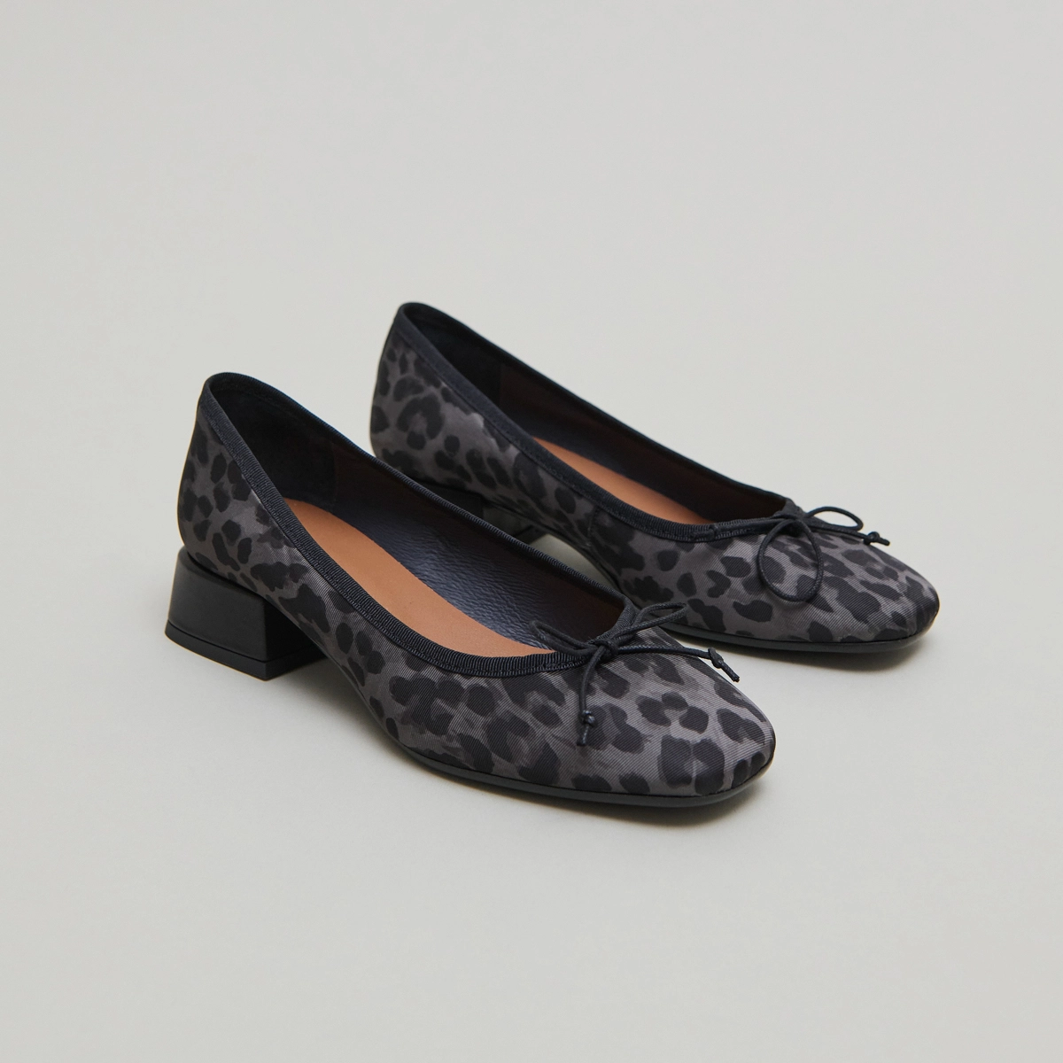 Ballerines &agrave; petits talons en textile l&eacute;opard gris | DYBIL | Jonak