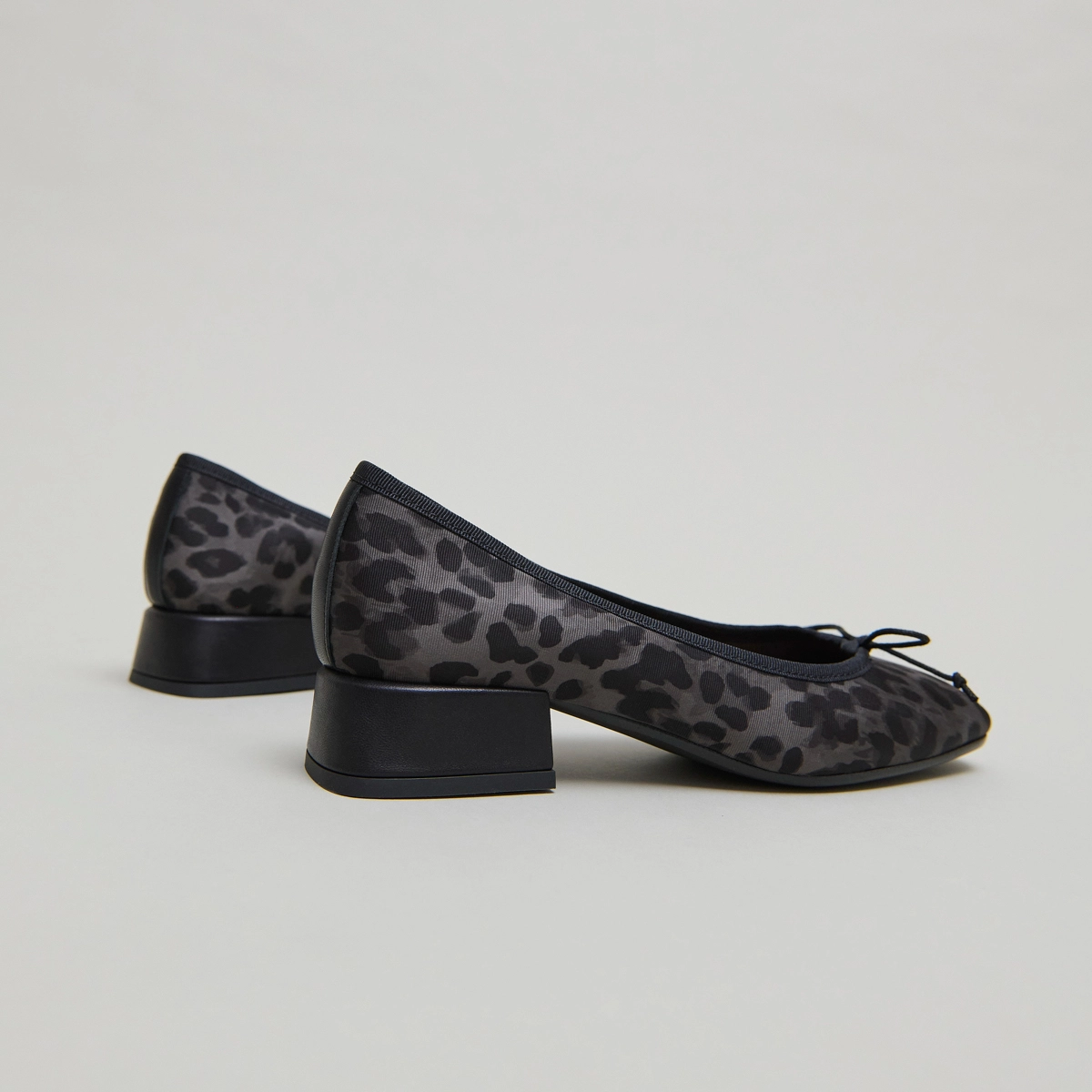 Ballerines &agrave; petits talons en textile l&eacute;opard gris | DYBIL | Jonak