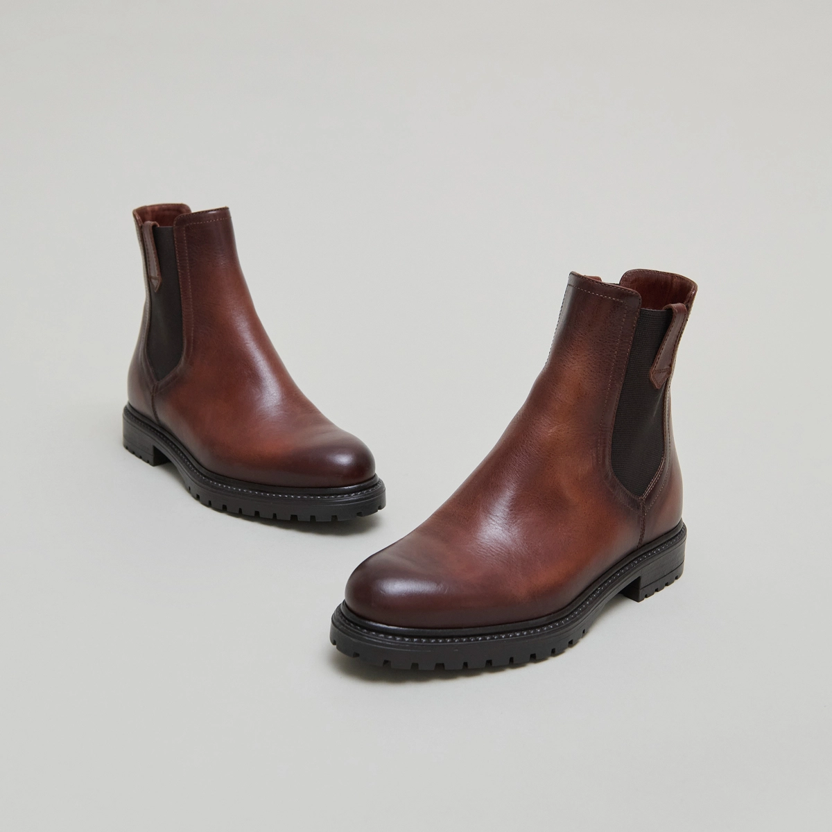 Boots à semelles crantées et élastiques en cuir patiné cognac | CANDIDE | Jonak