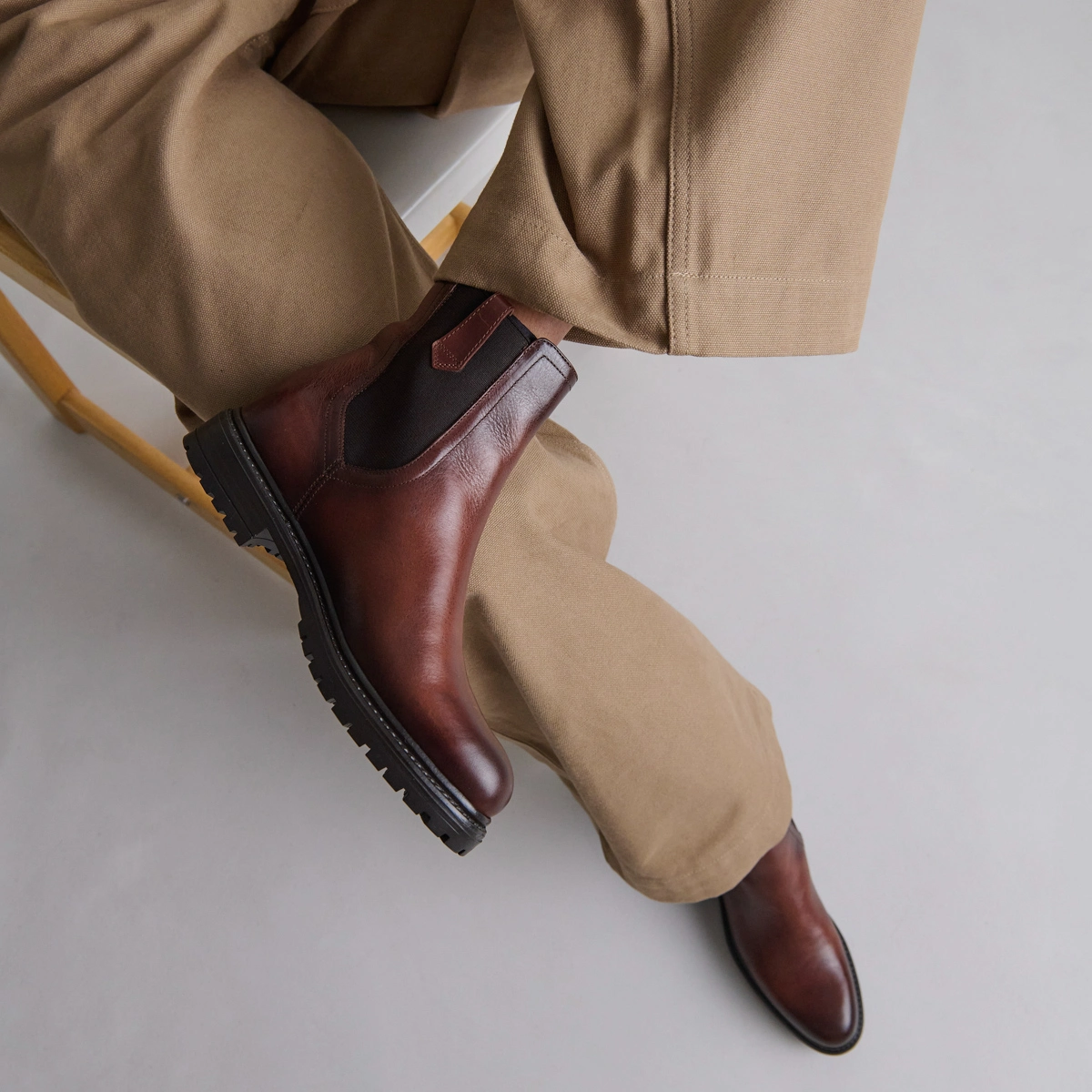 Boots à semelles crantées et élastiques en cuir patiné cognac | CANDIDE | Jonak
