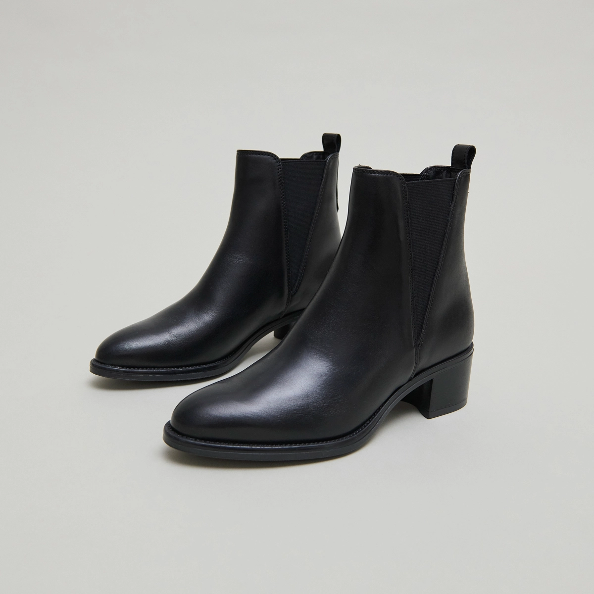 Bottines à élastiques triangulaires en cuir noir | CHILO | Jonak