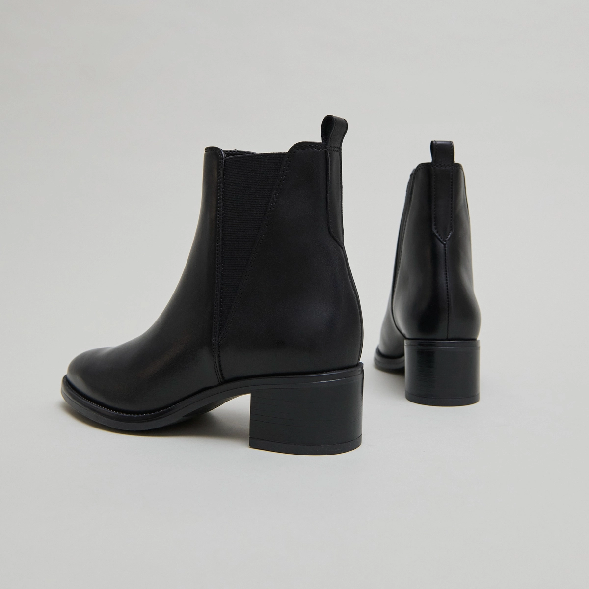 Bottines à élastiques triangulaires en cuir noir | CHILO | Jonak