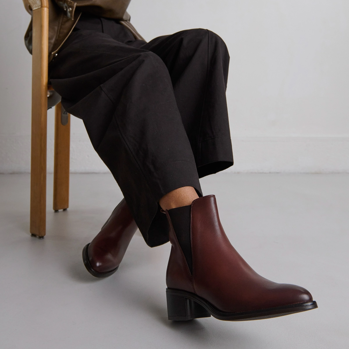 Bottines à élastiques triangulaires en cuir patiné cognac | CHILO | Jonak