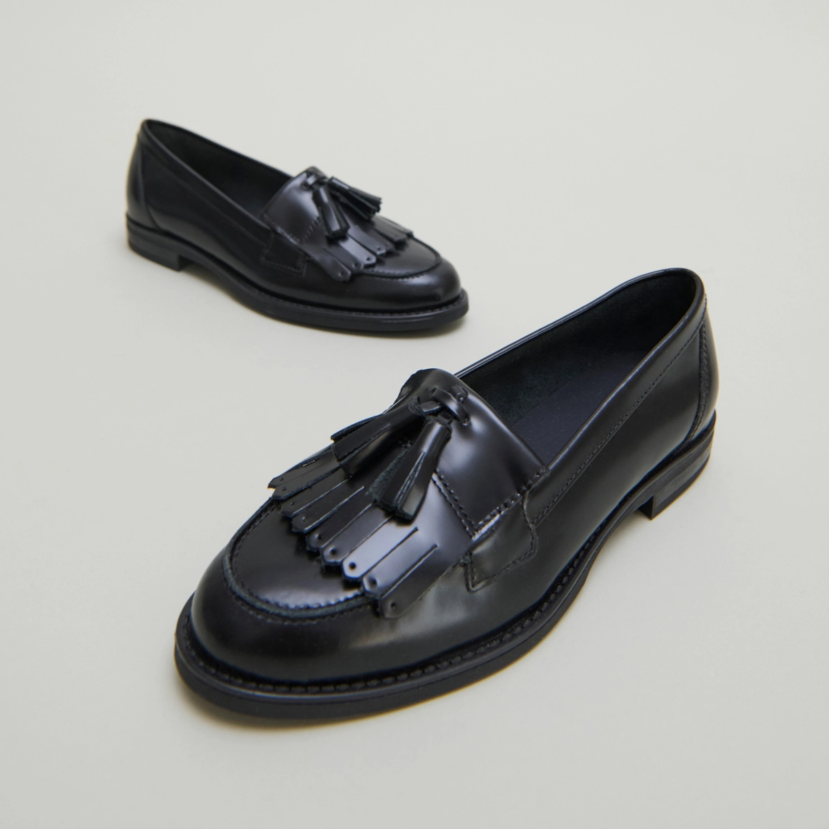 Mocassins à glands en cuir glacé noir | NELLE | Jonak