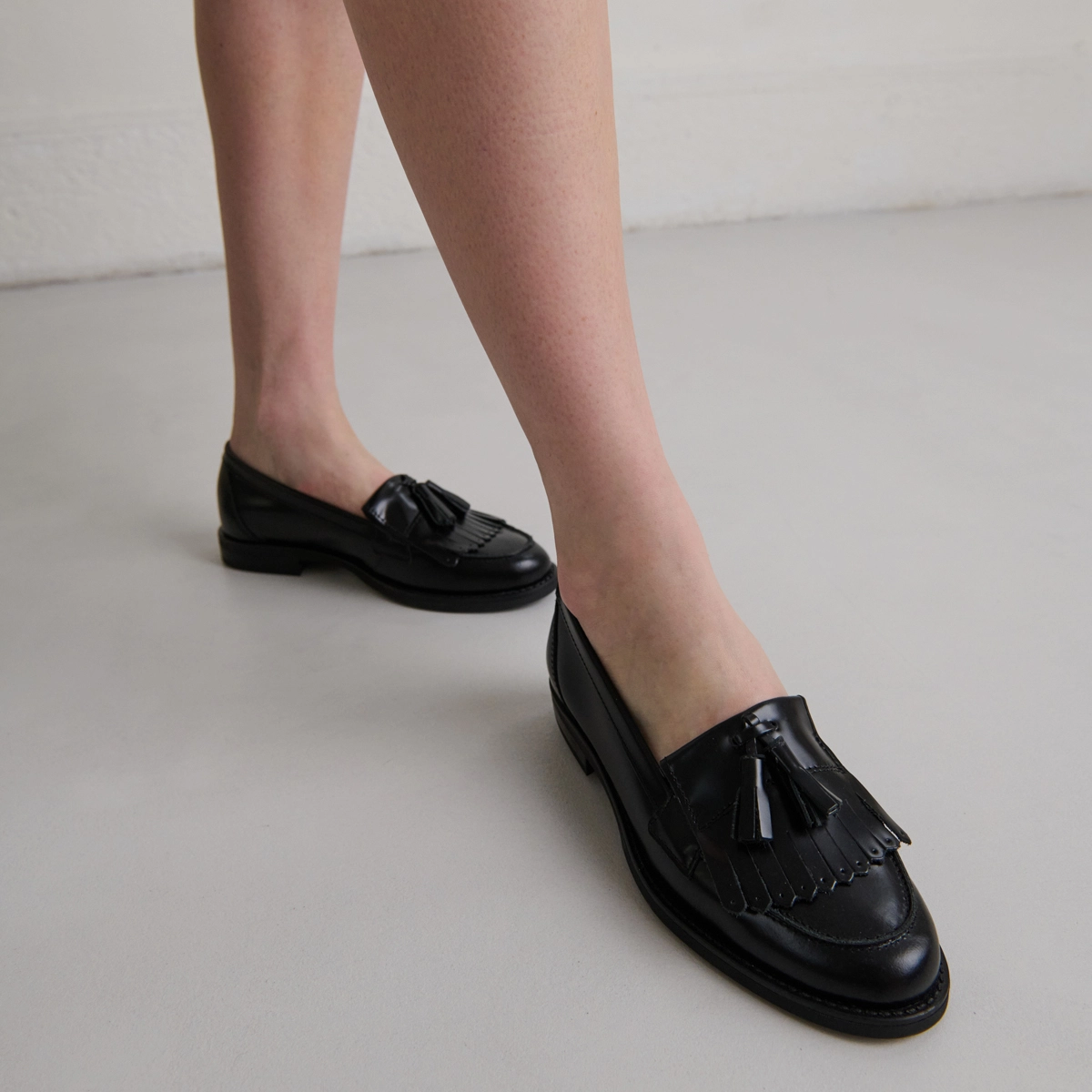 Mocassins à glands en cuir glacé noir | NELLE | Jonak