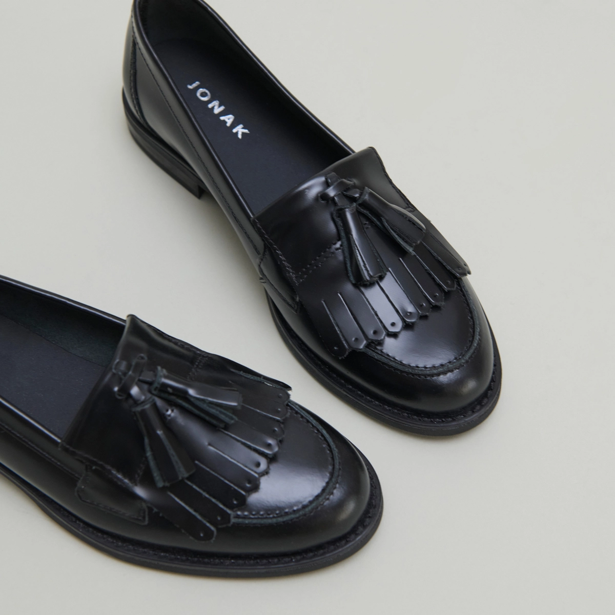 Mocassins à glands en cuir glacé noir | NELLE | Jonak