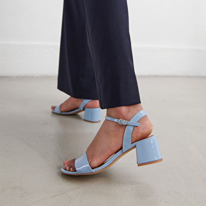 Sandales à talons et bouts ronds en vernis bleu ciel | ANKER | Jonak