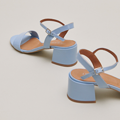Sandales à talons et bouts ronds en vernis bleu ciel | ANKER | Jonak