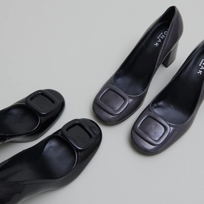 Escarpins avec boucles en vernis pliss&eacute; noir | BISOU | Jonak