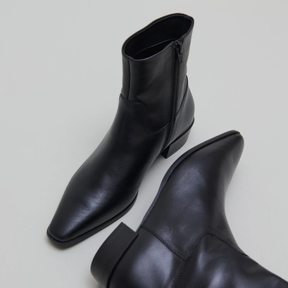 Boots &agrave; bouts pointus en cuir noir | PACHA | Jonak