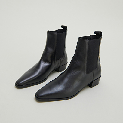 Boots à légers talons biseautés et bouts... en cuir noir | PAPAYE | Jonak