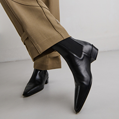Boots à légers talons biseautés et bouts... en cuir noir | PAPAYE | Jonak