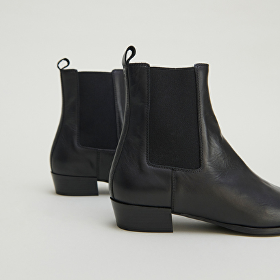 Boots à légers talons biseautés et bouts... en cuir noir | PAPAYE | Jonak