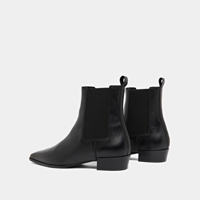 Boots à légers talons biseautés et bouts... en cuir noir | PAPAYE | Jonak