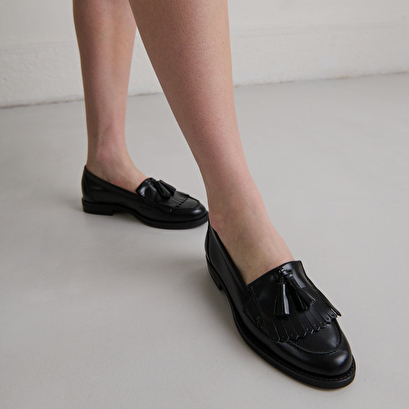 Mocassins à glands en cuir glacé noir | NELLE | Jonak