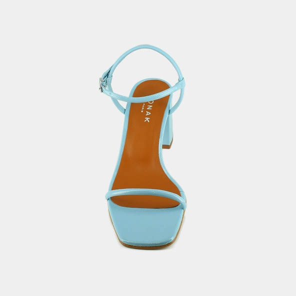 Sandales à brides fines en vernis plissé bleu ciel | VEDETTE | Jonak