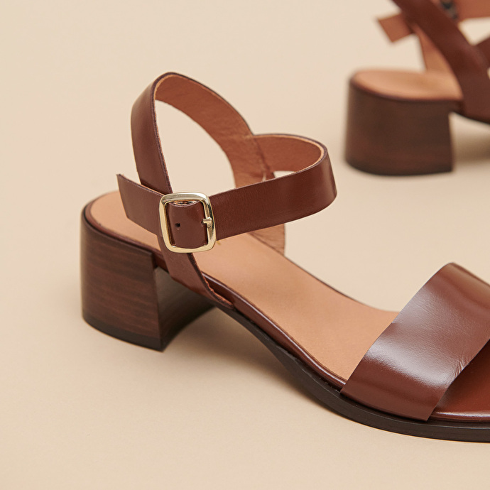 Sandales a petits talons en cuir marron Jonak