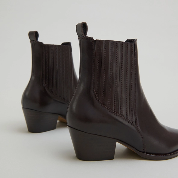Boots &agrave; petits talons biseaut&eacute;s et &eacute;lastiques en cuir marron fonc&eacute; | BAILEY | Jonak