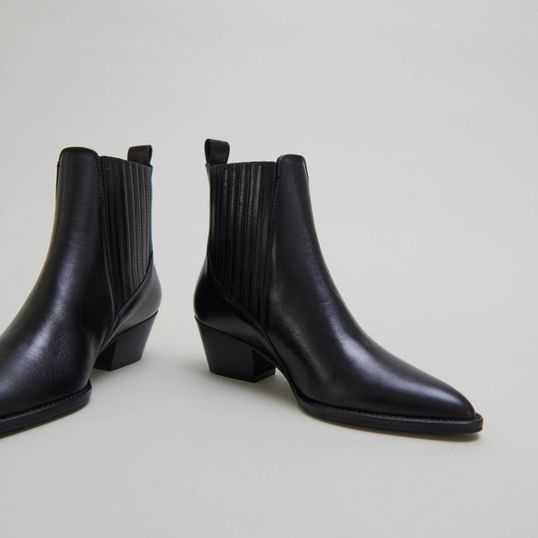 Boots &agrave; petits talons biseaut&eacute;s et &eacute;last... en cuir noir | BAILEY | Jonak