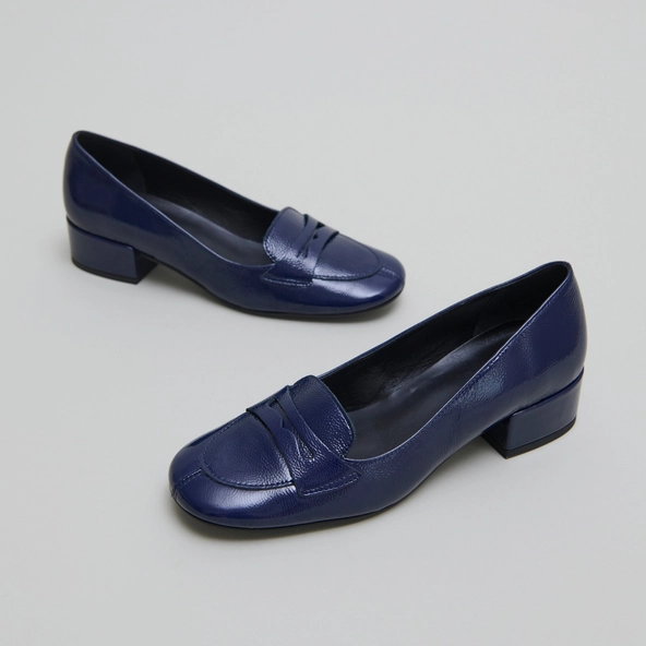 Mocassins à petits talons en vernis plissé bleu | BERNIE | Jonak
