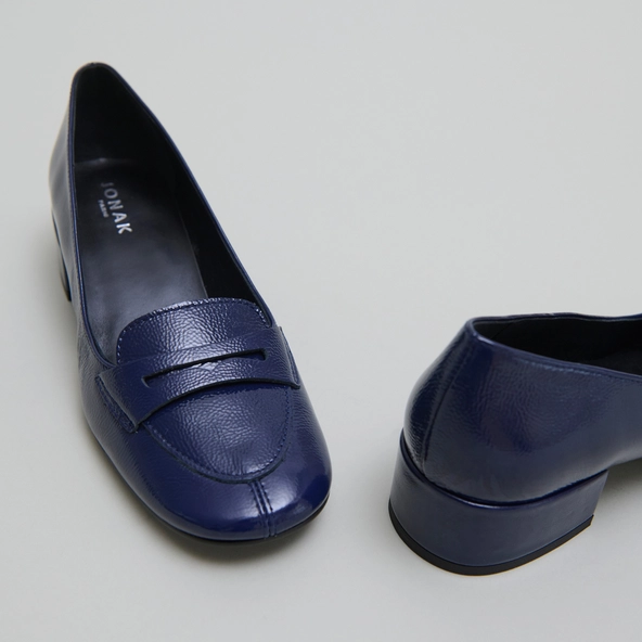 Mocassins à petits talons en vernis plissé bleu | BERNIE | Jonak
