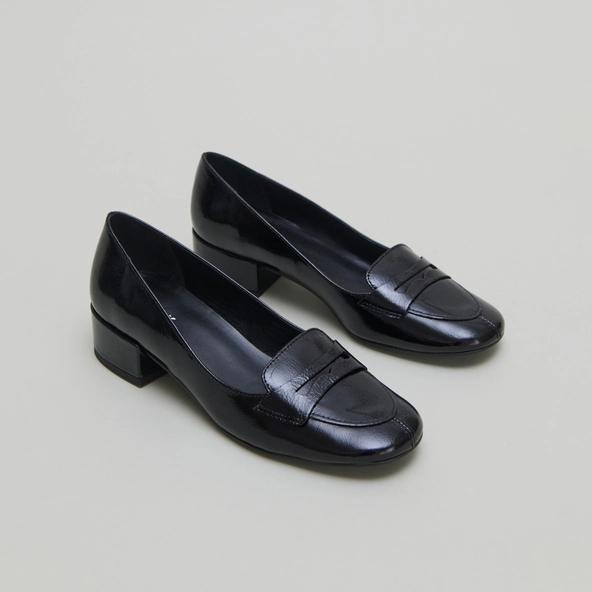 Mocassins &agrave; petits talons en vernis pliss&eacute; noir | BERNIE | Jonak
