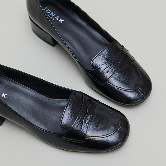 Mocassins &agrave; petits talons en vernis pliss&eacute; noir | BERNIE | Jonak