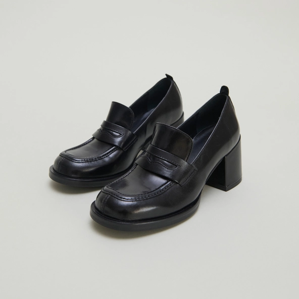 Mocassins college à talons en cuir noir | BICHE | Jonak